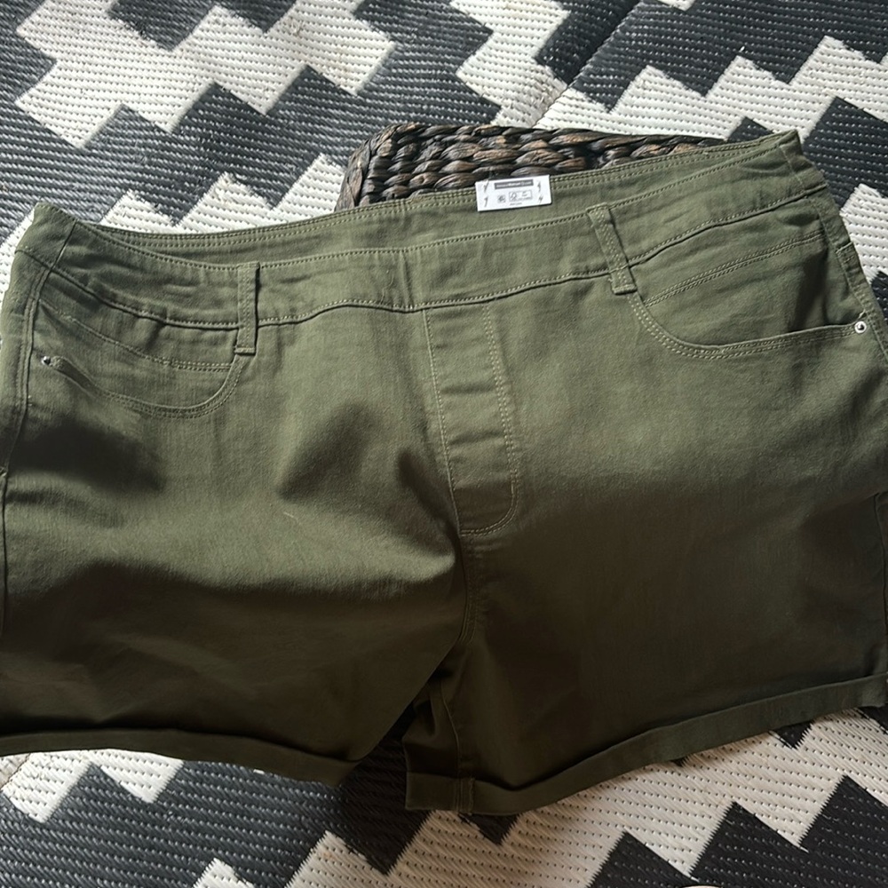 women’s army green shorts size XXL (20)